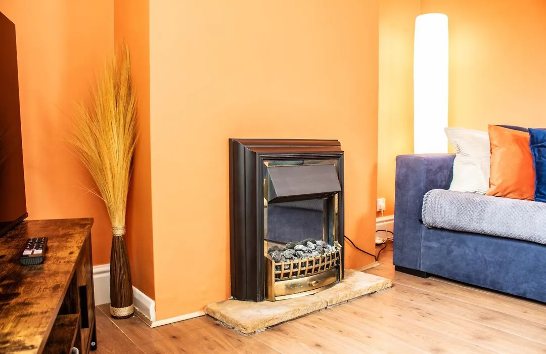 3 Bed House - Free Parking - 10 Minutes To City Centre - Perfect For Families, Contractors And Relocators-1